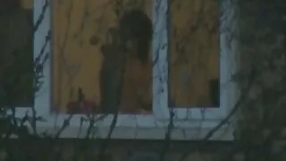 Хар үстэй охин орондоо баяр хөөртэйгөөр еолох