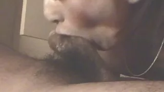 Түүний толгой pussy дээр гэзэг нь Masseuse тамирчин бүх бие, хойлог цэвэрлэнэ