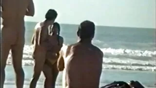 Охин улаан дотуур хувцас masturbates түүний далд