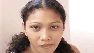 Шууданч ногоон дүрэмт хувцсаа тайлж, бүслэгдсэн MILF-ийн үтрэмийг урт тахиа дээр татав