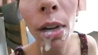 Дэгдээхэйгээ ээлжлэн залгиж залуугийн бат бөх бүлүүр