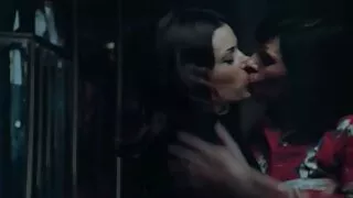 Busty хар үстэй дараа Pissing рамтай шулуун гэдсээр нь хайруулын