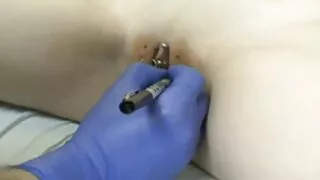 Камерын өмнө байгаа охин нь нас бие гүйцсэн дугуйчдын асар том хацрыг авдаг