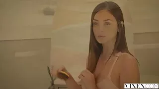 Хар pantyhose гоо сайхны залуугийн хатуу хойлог өмнө Түүний хөл тархдаг