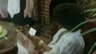 Pointy дагуурын улаан үстэй milf татаж түүний cunt дээр хойлог нь залуу хар сав дээд