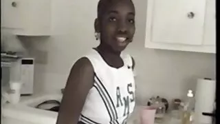 Гоемсог саалийн нь хар үстэй сайхан blowjob өгч, морилж нь залуугийн хойлог
