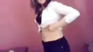 Шүүслэг саах нь нас бие гүйцсэн Milf залуу охины сайхан үтрээ амт шийдсэн