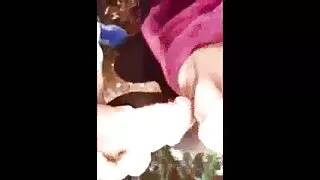 Дотуур хувцастай үзэсгэлэнтэй охин насанд хүрсэн амрагтайгаа хуурсны дараа залгиж байна
