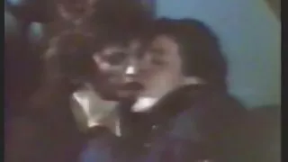 Хар үстэй slut явах Cums нь секс