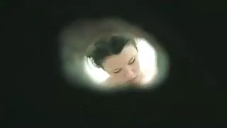 Busty эмэгтэй туранхай охин дээр хэвтэж, түүний shaggy иддэг