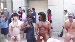 Нүдний шилтэй хатуу хатагтай залууг яг ширээн дээр нь хуурахыг хүсэв