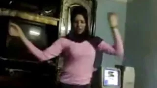 Охин нь коронавирусын халдвар авахаас айдаггүй бөгөөд хар найз залуудаа бууж өгдөг