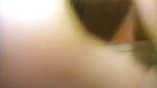Үсэрхэг pussy нь буржгар хөх сорон авахад чиглэгдсэн болон fucks