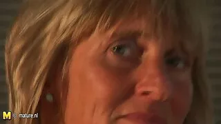 Хүн хэрцгийгээр fucked сайхан туранхай охин нь асар том хойлог