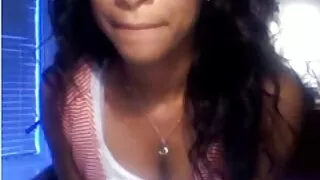 Шинэ худалдагч эмэгтэйн үтрээний арын хэсэгт сунгасан цэнхэр цамц дахь аюулгүй байдлын хамгаалалт