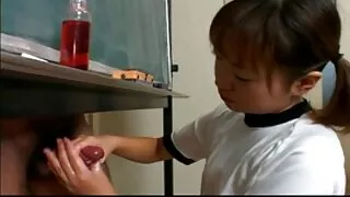 Эрэгтэй нь унтаж байхдаа хацрыг охины гөлгөр pussy руу түлхэв