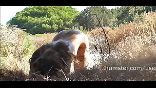 Охин undressed өмнө нь хар хүн, авирч түүний урт хойлог