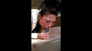 Танихгүй хүн таксины жолоочийн Tits-ийг машинд харуулсан бөгөөд түүнтэй бэлгийн харьцаанд орсон