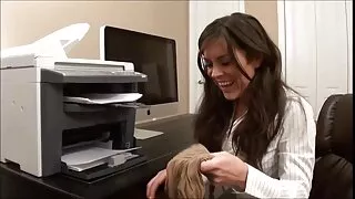 Гоемсог саах нь Азийн өгдөг гүн blowjob болон jerks унтраах найзынхаа хойлог