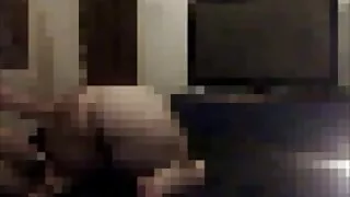 Хар үстэй авч найз унтлагын өрөө, fucked түүнийг хүртэл тэр хуурай булэг түүний аманд