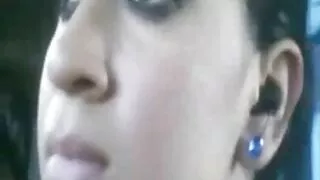 Хар үстэй хөхсөн хүн шүршүүрт fucked түүнийг хатуу илжиг