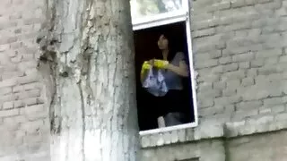 Урт үстэй залуу ядарсан хөрш тоглож гитар, тэр fucked түүний ам, pussy