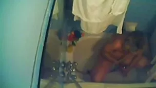 Унтлагын өрөөнд байгаа хүн залуу хүний үтрээг masturbates
