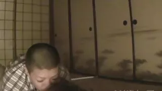 Chic бяцхан хүүгийн Cums хүчтэй омогтой шулуун гэдсээр нэвтрэх нь
